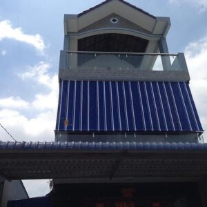 lắp bạt che nắng mưa tự cuốn giúp bảo vệ ngôi nhà và tăng độ riêng tư.